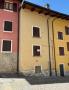 Appartamento indipendente in centro paese su più livelli.