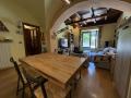 Trilocale semindipendente con cortile soleggiato sulle piste di sci.