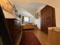 Trilocale semindipendente con cortile soleggiato sulle piste di sci.